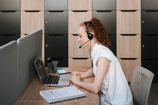 En kvinde der snakker i telefon via headset. Er jeres kommunikationsløsninger skalerbare?